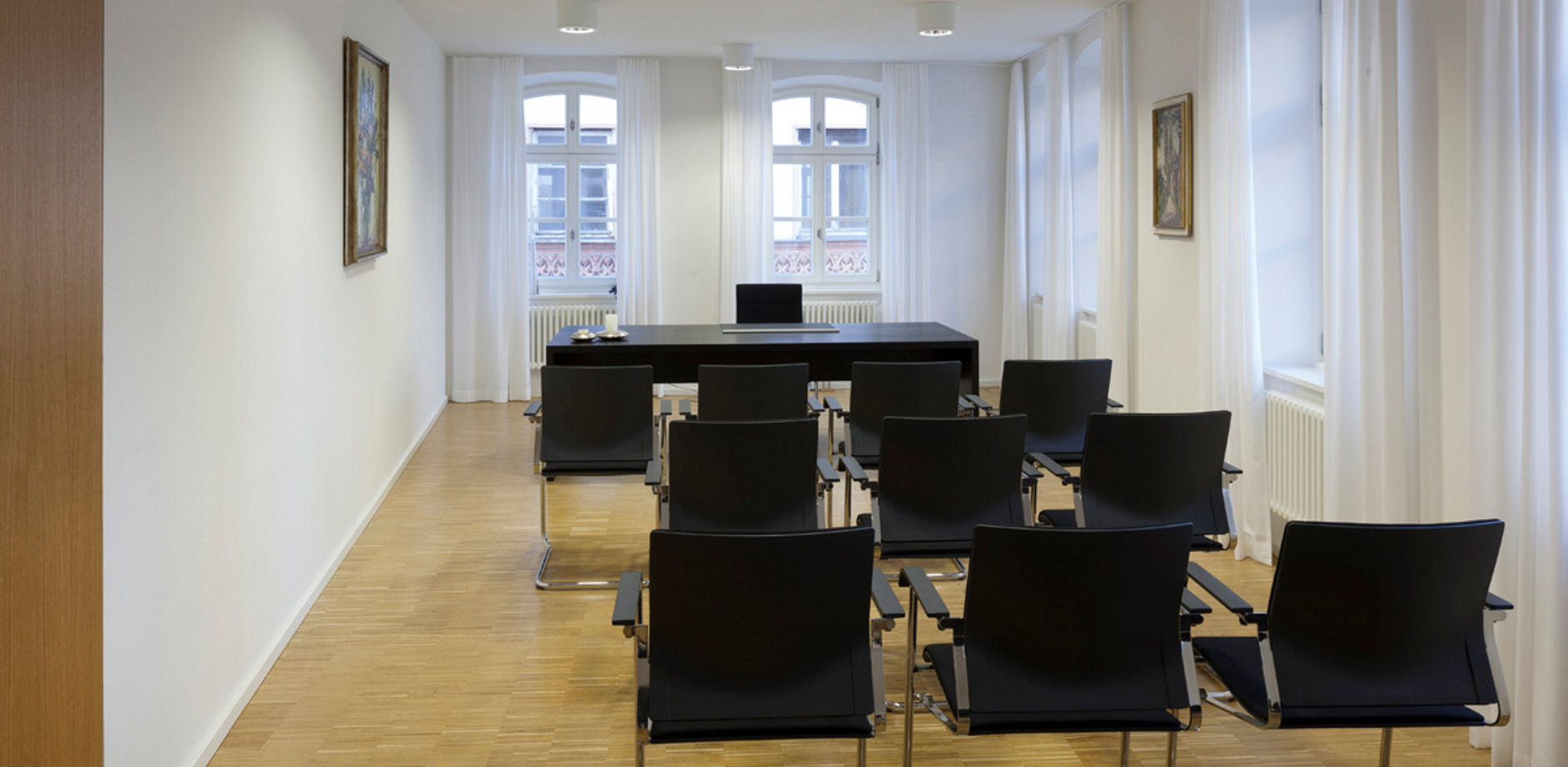 Conference room reference - round meeting table - Feyerabendhaus 