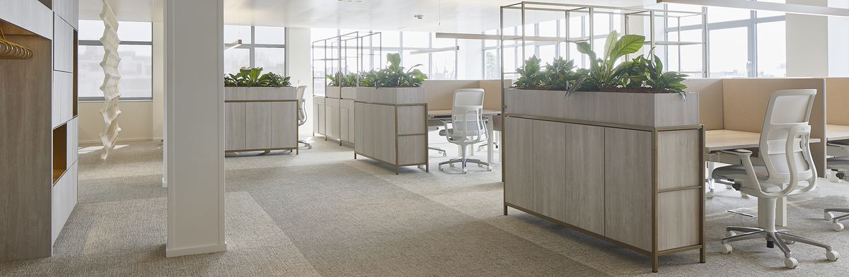 Der Bürostuhl AT Mesh ermöglicht gesundes Sitzen in drei Dimensionen und fügt sich organisch in die in natürlichen Farben und Materialien gehaltenen Arbeitsbereiche ein.