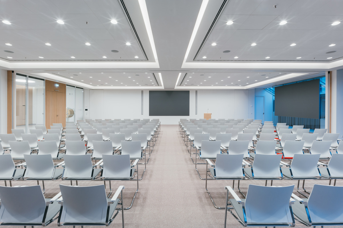 The architects chose the stackable Sito cantilever chair (design: wiege) for the multipurpose conference and seminar center because the furniture is based on bridge construction and offers comfortable suspension.