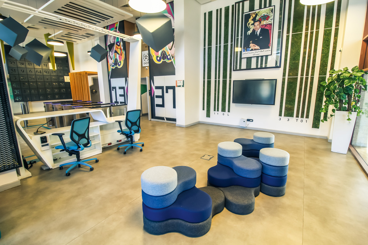 Despite the colorful mix, the furniture and interior design are perfectly coordinated ﾖ just like the playful seating and turquoise IN office chairs (design: wiege) shown here.