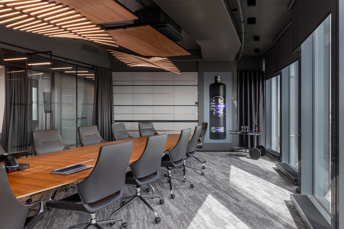 The comfortable Graph conference chair is also used in this conference room – shown here with a timeless, black leather cover.