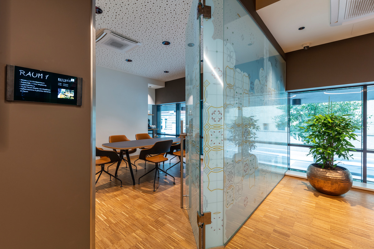 Alongside large seminar and conference rooms, a small meeting room is encountered behind a digitally printed glass wall and furnished with the versatile Versa table range (design: Wolfgang C. R. Mezger) and Occo task chairs (design: jehs+laub).