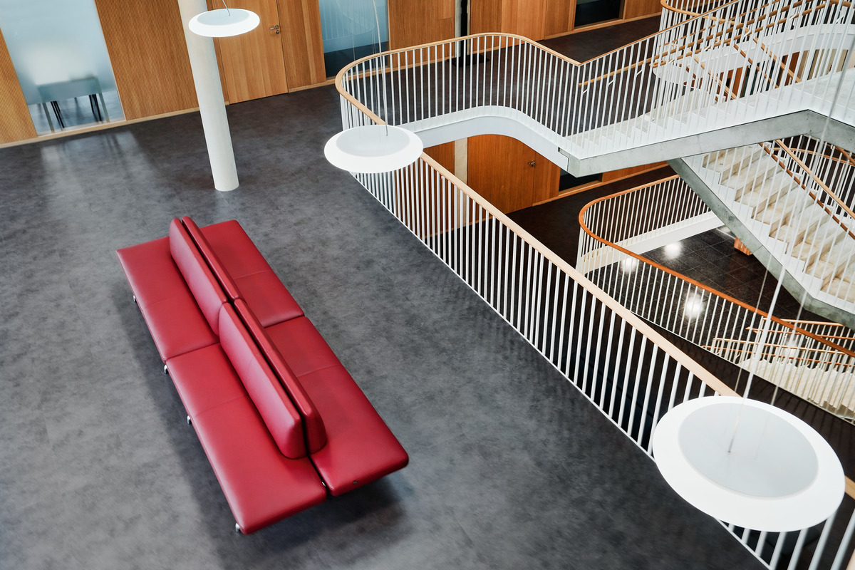 The tautly upholstered benches are in standard seating heights so that people of any age can get up more easily. The space underneath lends the furniture a lightweight look and makes cleaning the floors easy too.