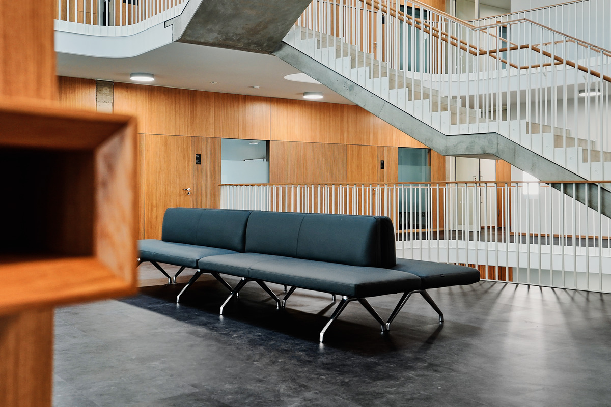 Insit benches (design: Wolfgang C. R. Mezger) placed back to back on the softly curved galleries of varying depths invite people to stop and linger for a while. As the benches protrude over their bases at the side, people can sit on the ends of them too.