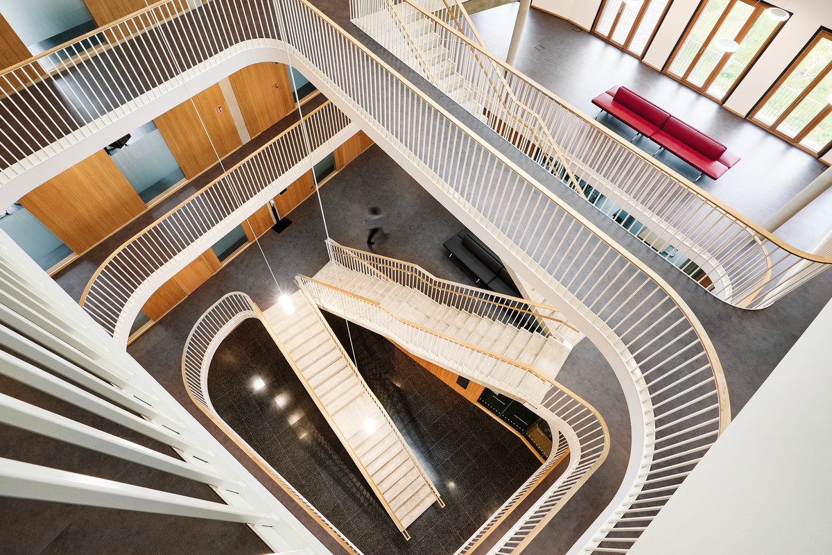 Access to the inside of the building is via an open staircase, which is surrounded by galleries and walkways with stylish banisters, both of which define and give the stairwell structure.