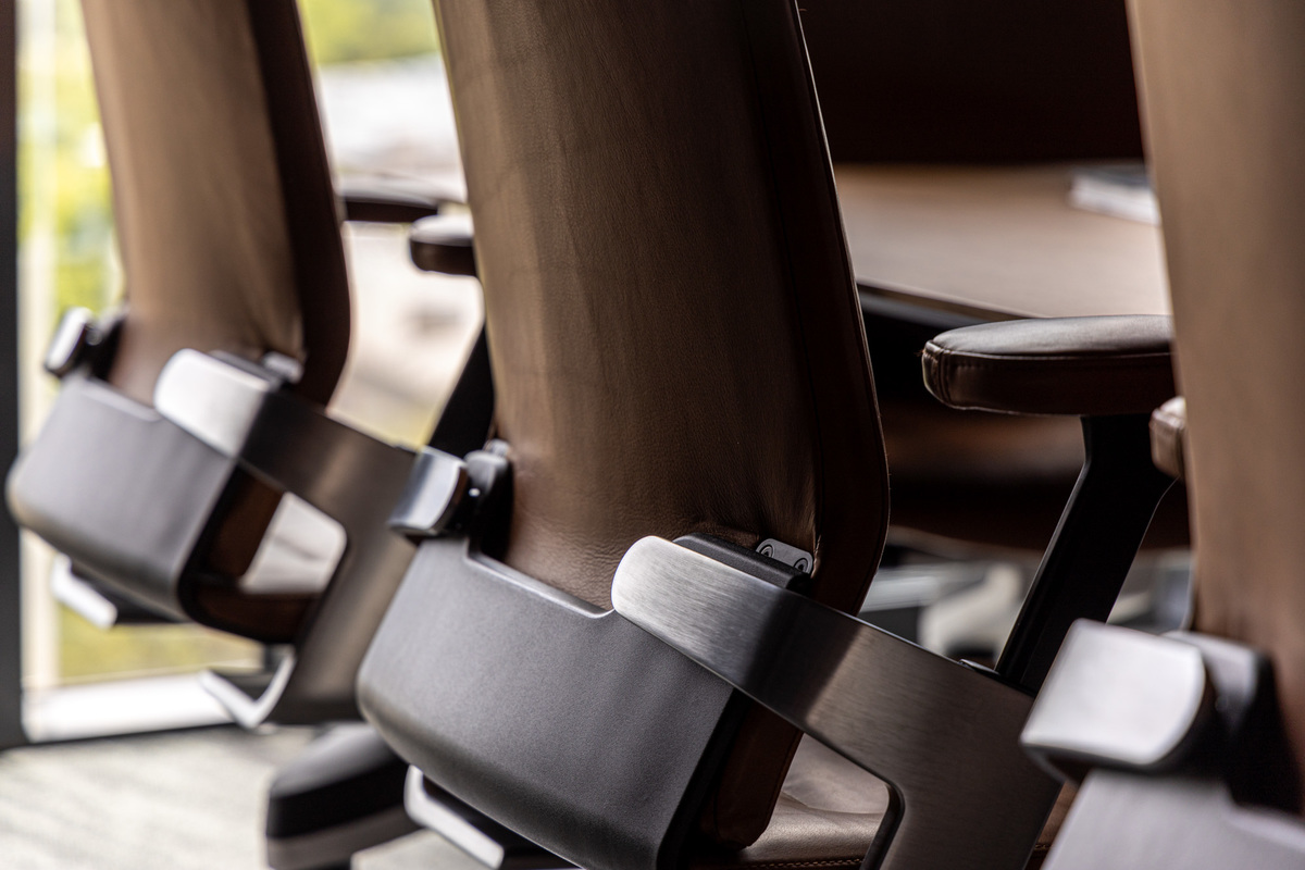 Thanks to its three-dimensional range of motion, the ON chair promises agility and well-being, however long meetings last. The materials and craftsmanship also meet the most discerning of demands.