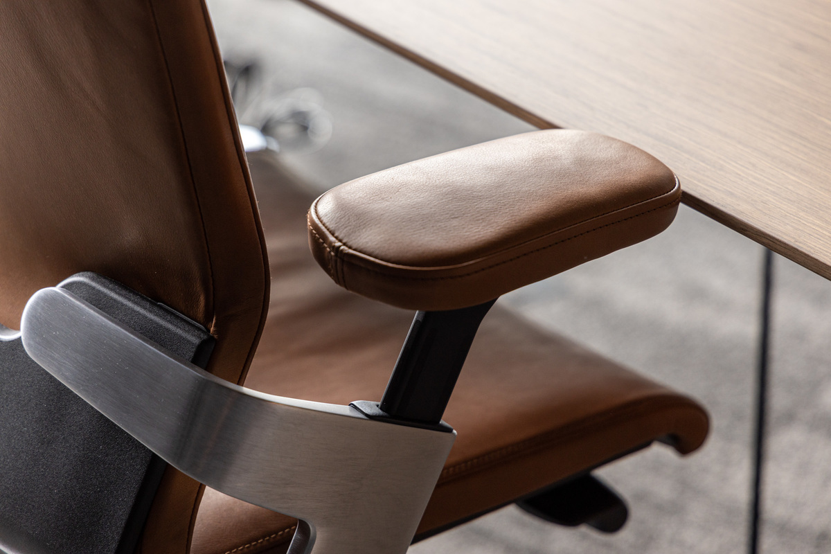 Der ON-Sessel sorgt mit seiner dreidimensionalen Beweglichkeit auch bei langen Sitzungen für Agilität und Wohlbefinden – und auch Materialität und Verarbeitung erfüllen höchste Ansprüche.